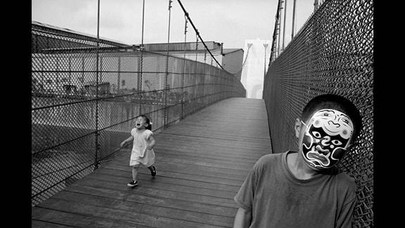 說明: Macintosh HD:Users:chendong:Desktop:張乾琦 工作坊:工作坊:官方作品:中文圖說:不存在的戰(zhàn)爭:6. 張乾琦，“不存在的戰(zhàn)爭”視頻截圖，2017.jpg