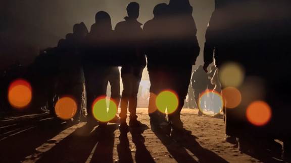 說明: Macintosh HD:Users:chendong:Desktop:張乾琦 工作坊:工作坊:官方作品:中文圖說:AZMA:5. 張乾琦，“AZMA”視頻截圖，2017 .jpg