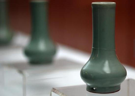 南宋，龍泉窯，粉青釉鼓腹瓶 