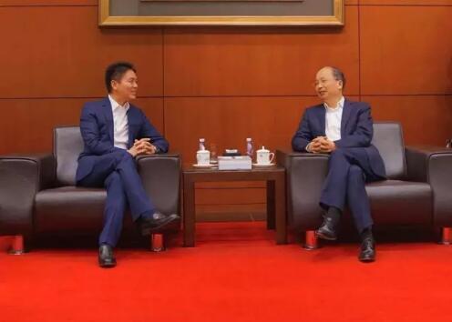 中國工商銀行董事長易會滿和京東集團董事局主席兼首席執(zhí)行官劉強東見證了雙方合作協(xié)議的簽署。 