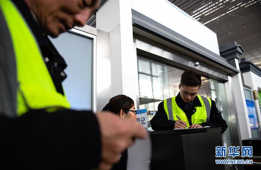 （關(guān)注春運(yùn)·圖片故事）（3） 奔跑吧！高鐵送餐小哥