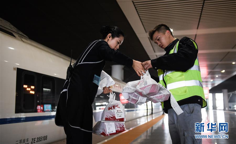 （關(guān)注春運(yùn)·圖片故事）（8） 奔跑吧！高鐵送餐小哥