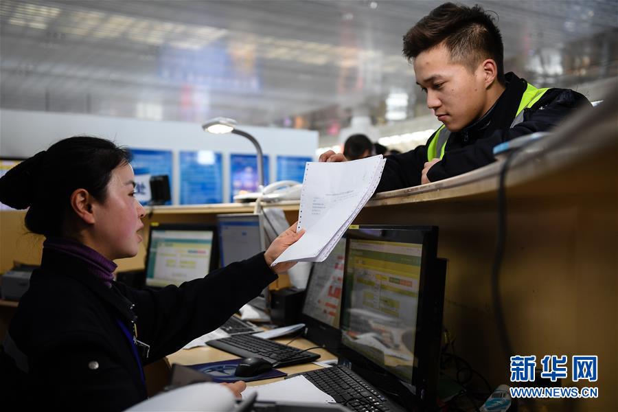 （關(guān)注春運·圖片故事）（1） 奔跑吧！高鐵送餐小哥