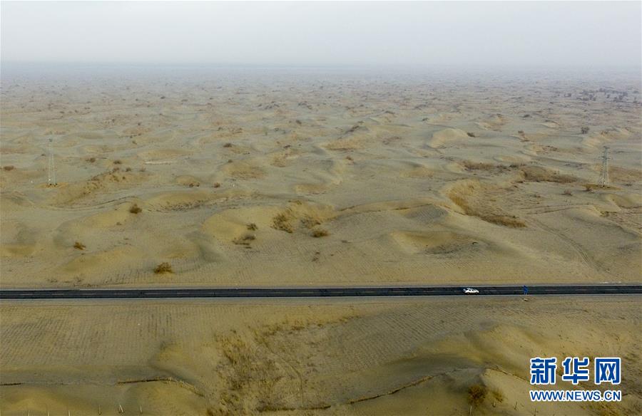 （壯闊東方潮 奮進(jìn)新時代——慶祝改革開放40年）（6）公路在“死亡之海”里延伸