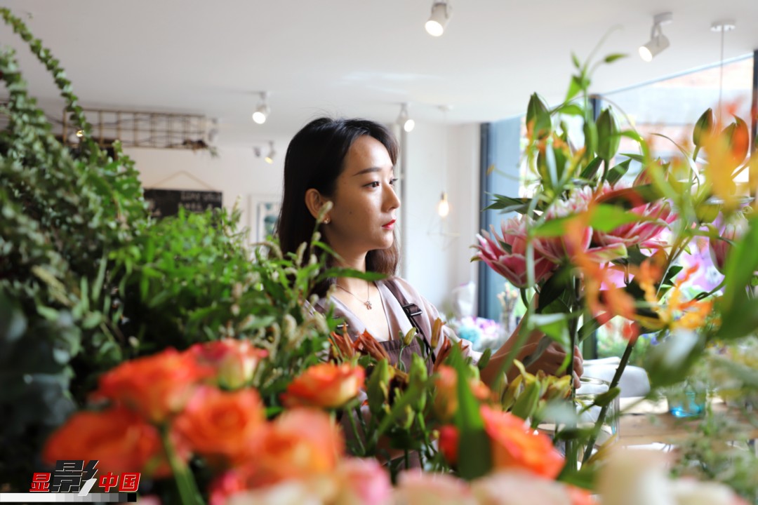 每天和花打交道是一個幸福的職業(yè)，但同時也充滿壓力和挑戰(zhàn)，“花在呈現(xiàn)給客人的那一瞬間是美好的，但前面的每一個步驟都是很辛苦的?！蓖趵桄抡f，花藝是最原始的手工藝產(chǎn)品，沒有辦法機械化、流程化和規(guī)模化，必須要用雙手一點點地賦予其生命和美感。圖為王黎媛在挑選制作花束的鮮花。新華網(wǎng) 周亞平/攝 念新洪/文