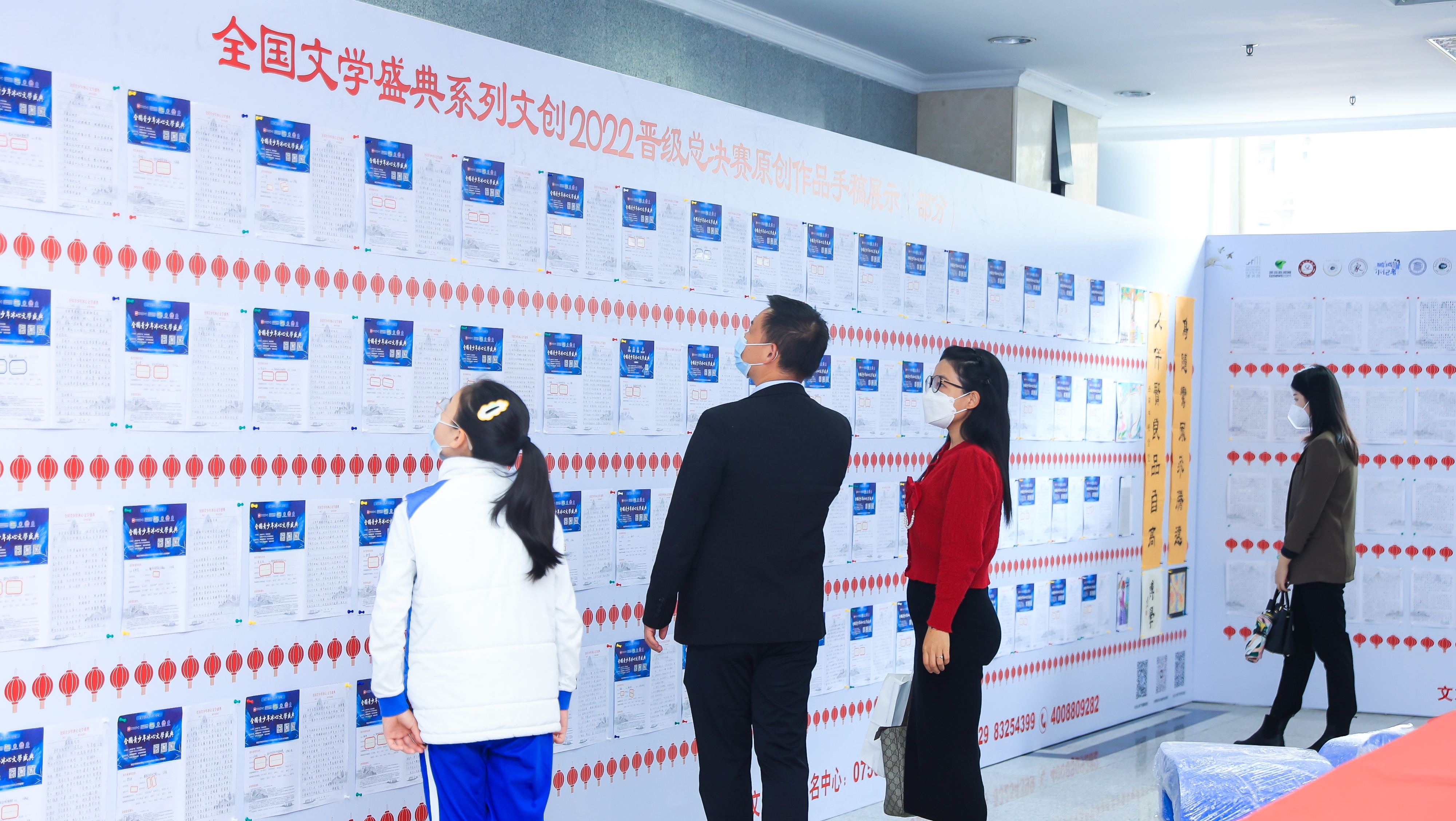 與會的領(lǐng)導(dǎo)嘉賓、師生文友共同走進(jìn)全國文學(xué)盛典年度慶典現(xiàn)場展示區(qū)