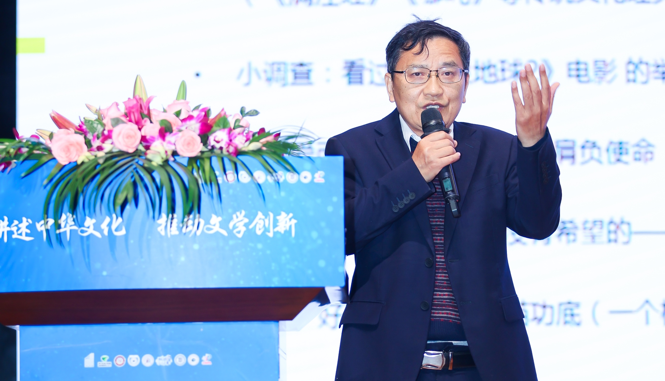 活動現(xiàn)場，“全國文學(xué)盛典名師大講堂”主講嘉賓謝晨為大家?guī)碇黝}講座